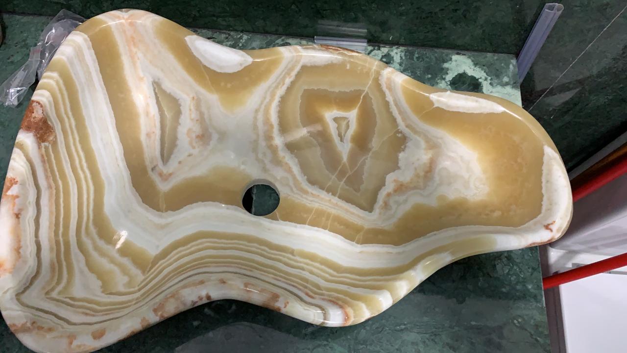 About Us – Art Marbre  Art Marbre offre un savoir-faire unique dans la transformation et la finition du marbre et de l’onyx. Nous créons des pièces élégantes et durables – vasques, plans, revêtements et réalisations sur mesure – avec une qualité artisanale et un souci du détail qui font la différence.